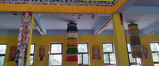 Brokatowe ozdoby podarowane ośrodkowi przez Drubłanga Sangje Njenpę Rinpoczego
