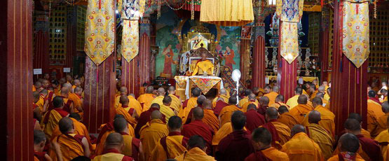 Drubłang Sangje Njenpa Rinpocze udziela lungu do Kangjuru w klasztorze Rumtek w Sikkimie