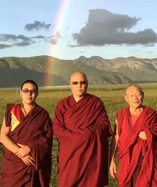 Od lewej: Bencien Czime Rinpocze, Drubłang Sangje Njenpa Rinpocze i Lama Tenam