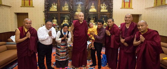 Jangsi Tenga Rinpocze z rodzicami i ekipą poszukiwawczą na spotkaniu u Karmapy
