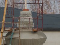 Umieszczanie "drzewa życia" w stupie Kjabdzie Tengi Rinpoczego