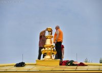 Umieszczanie Sertok (dosłownie z tyb. „złota szpica") na dachu świątyni w Grabniku 2022