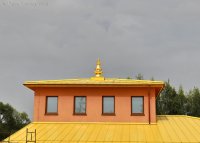 Umieszczanie Sertok (dosłownie z tyb. „złota szpica") na dachu świątyni w Grabniku 2022